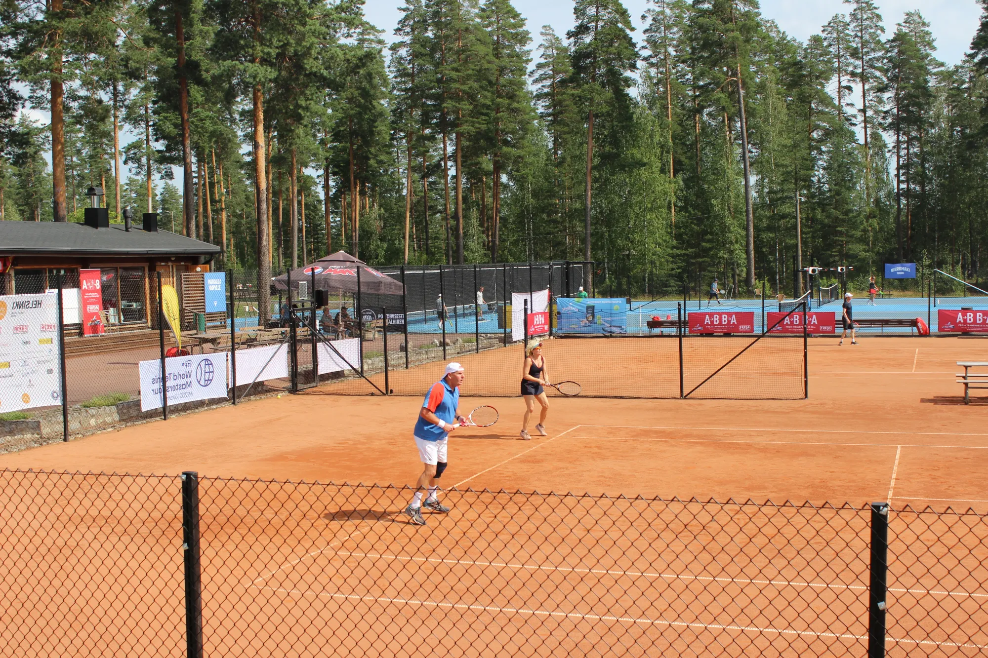 Tenniskenttä Vierumäen urheiluopistolla iltapäivän valossa